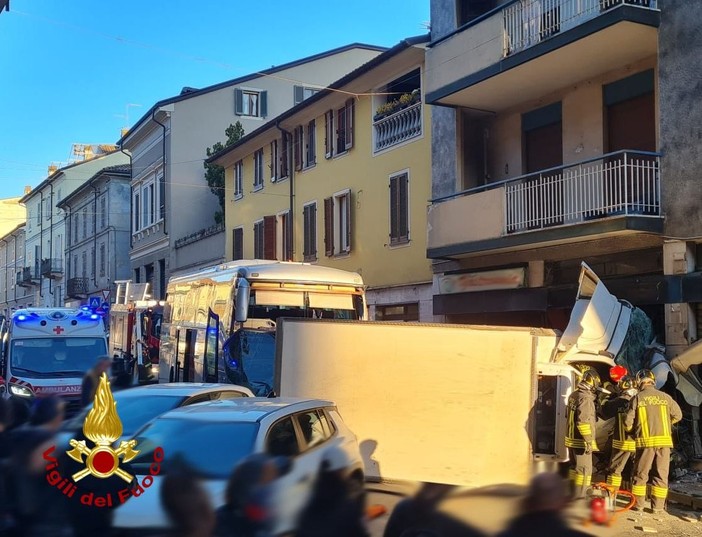 Stradella, scontro tra furgone e pullman carico di studenti: ferite lievemente cinque persone