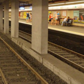 Frenata brusca della metro in centro a Milano, contusi e feriti