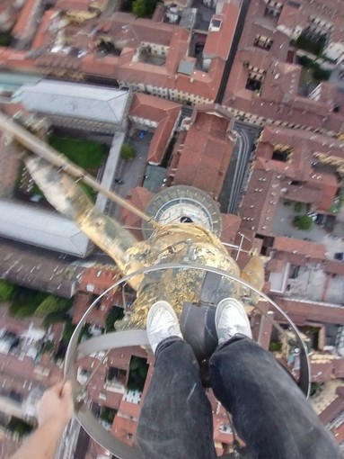 Novara: due ragazzi si arrampicano sulla Cupola Antonelliana per un selfie, denunciati dalla polizia locale