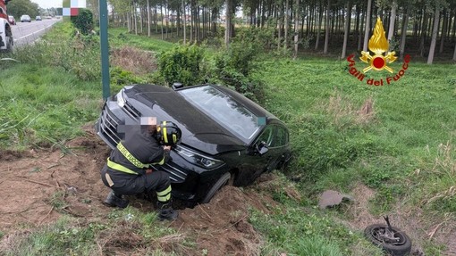 San Martino Siccomario, due auto finiscono nel fosso dopo uno scontro sulla provinciale 35: sul posto i Vigili del fuoco San Martino Siccomario, due auto finiscono nel fosso dopo uno scontro sulla provinciale 35: sul posto i Vigili del fuoco