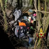 Montalto Pavese, precipita con l'auto in una scarpata: conducente salvato dai Vigili del fuoco Montalto Pavese, precipita con l'auto in una scarpata: conducente salvato dai Vigili del fuoco