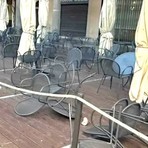 Vigevano, sorpreso mentre danneggia i tavolini del dehors della pasticceria Colombo. Arrestato un 27enne