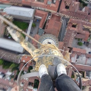 Novara: due ragazzi si arrampicano sulla Cupola Antonelliana per un selfie, denunciati dalla polizia locale