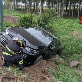 San Martino Siccomario, due auto finiscono nel fosso dopo uno scontro sulla provinciale 35: sul posto i Vigili del fuoco