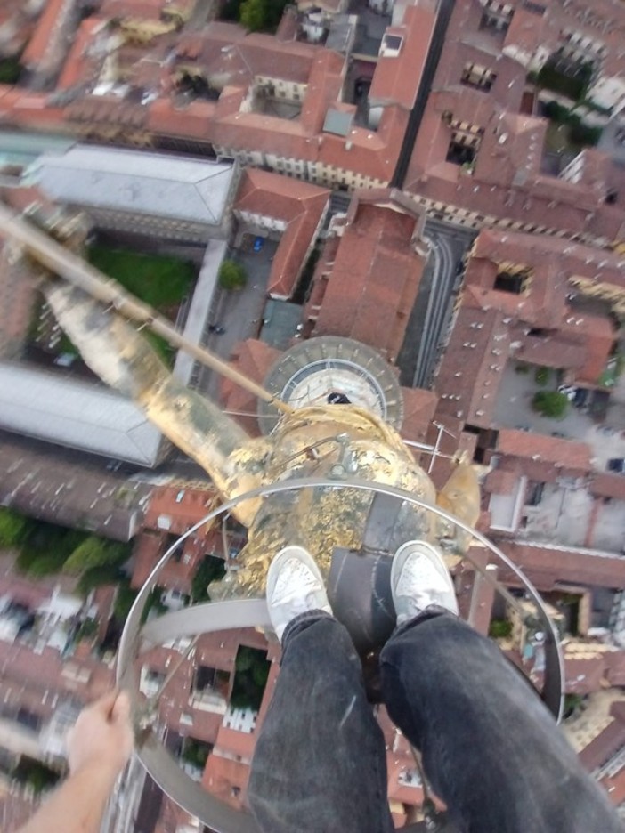 Novara: due ragazzi si arrampicano sulla Cupola Antonelliana per un selfie, denunciati dalla polizia locale