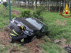 San Martino Siccomario, due auto finiscono nel fosso dopo uno scontro sulla provinciale 35: sul posto i Vigili del fuoco San Martino Siccomario, due auto finiscono nel fosso dopo uno scontro sulla provinciale 35: sul posto i Vigili del fuoco