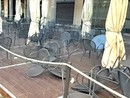Vigevano, sorpreso mentre danneggia i tavolini del dehors della pasticceria Colombo. Arrestato un 27enne Vigevano, sorpreso mentre danneggia i tavolini del dehors della pasticceria Colombo. Arrestato un 27enne