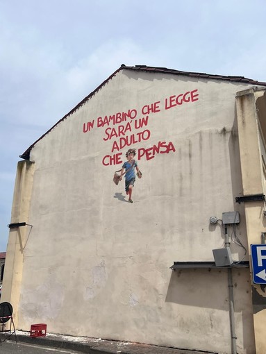 - FOTONOTIZIA - Pieve del Cairo, murales sulla parete di piazza Corte Grande