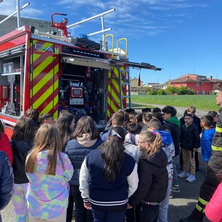 FOTO. Mede: gli alunni della 5° classe della scuola primaria "Massazza" in visita alla caserma dei Vigili del fuoco