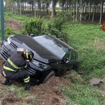 San Martino Siccomario, due auto finiscono nel fosso dopo uno scontro sulla provinciale 35: sul posto i Vigili del fuoco