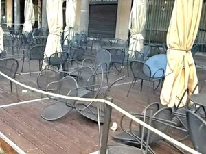 Vigevano, sorpreso mentre danneggia i tavolini del dehors della pasticceria Colombo. Arrestato un 27enne