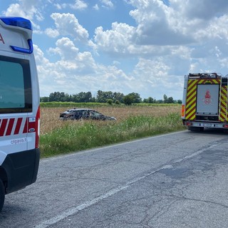 Gambarana: escono di strada con l'auto sulla provinciale 4, illese due persone