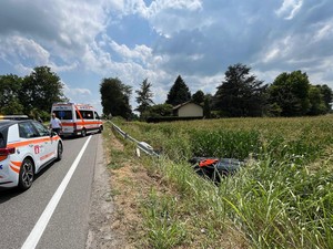 Mede: esce di strada con l'auto sulla provinciale e si ribalta nel campo, soccorso un 80enne
