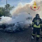 Auto in fiamme sull'autostrada A7 tra Casei Gerola e Gropello Cairoli, traffico rallentato nel pomeriggio Auto in fiamme sull'autostrada A7 tra Casei Gerola e Gropello Cairoli, traffico rallentato nel pomeriggio