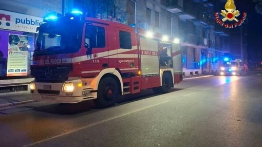 Novara, incendio nella notte: salvata una famiglia con quattro bambini Novara, incendio nella notte: salvata una famiglia con quattro bambini