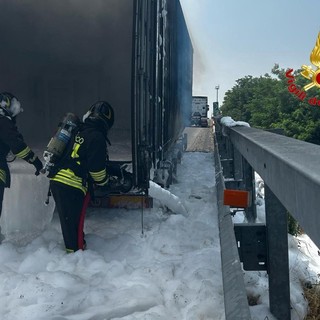 Camion in fiamme sull'autostrada Milano-Genova, intervengono i Vigili del fuoco