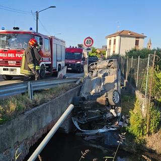 Pieve del Cairo: si ribalta con l'auto sulla provinciale, 46enne trasportato con l'elicottero in ospedale
