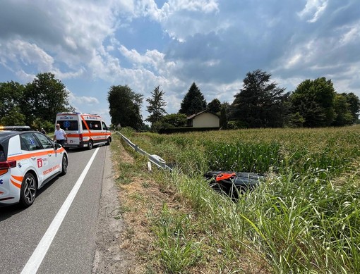 Mede: esce di strada con l'auto sulla provinciale e si ribalta nel campo, soccorso un 80enne