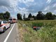 Mede: esce di strada con l'auto sulla provinciale e si ribalta nel campo, soccorso un 80enne