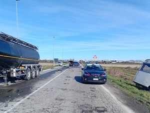Perde la roulotte e fugge: incidente sulla provinciale SP4 a Cerano Perde la roulotte e fugge: incidente sulla provinciale SP4 a Cerano