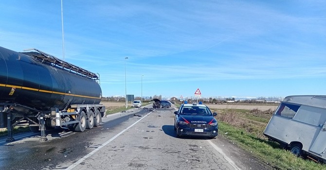 Perde la roulotte e fugge: incidente sulla provinciale SP4 a Cerano Perde la roulotte e fugge: incidente sulla provinciale SP4 a Cerano
