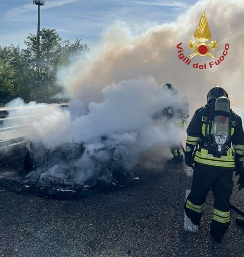 Auto in fiamme sull'autostrada A7 tra Casei Gerola e Gropello Cairoli, traffico rallentato nel pomeriggio Auto in fiamme sull'autostrada A7 tra Casei Gerola e Gropello Cairoli, traffico rallentato nel pomeriggio