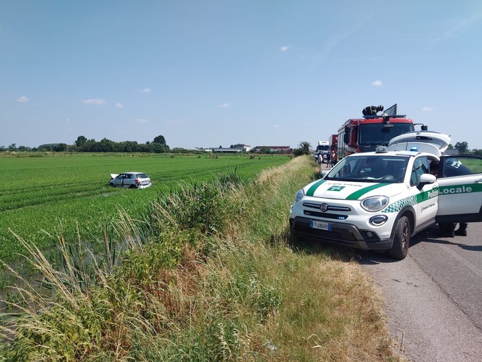 Vigevano: esce di strada con l'auto sulla provinciale 206, donna 77enne trasportata in ospedale con l'elicottero. Strada bloccata