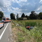 Mede: esce di strada con l'auto sulla provinciale e si ribalta nel campo, soccorso un 80enne