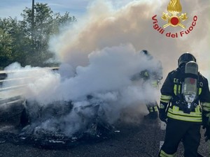 Auto in fiamme sull'autostrada A7 tra Casei Gerola e Gropello Cairoli, traffico rallentato nel pomeriggio Auto in fiamme sull'autostrada A7 tra Casei Gerola e Gropello Cairoli, traffico rallentato nel pomeriggio