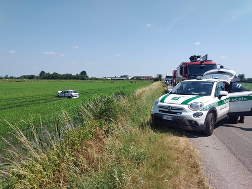 Vigevano: esce di strada con l'auto sulla provinciale 206, donna 77enne trasportata in ospedale con l'elicottero. Strada bloccata