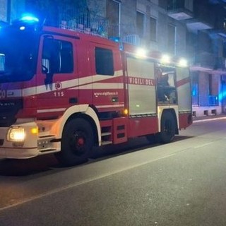 Novara, incendio nella notte: salvata una famiglia con quattro bambini
