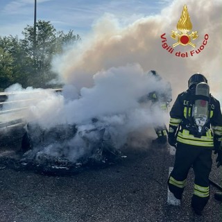 Auto in fiamme sull'autostrada A7 tra Casei Gerola e Gropello Cairoli, traffico rallentato nel pomeriggio