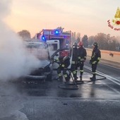 Pavia, furgone in fiamme sul ponte della Libertà. Illeso il conducente