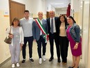 Da sx: Franca Autelli (consigliera comunale), Riccardo Invernizzi (Assessore Pubblica Istruzione), Simone Molinari (Sindaco), Presidente Le Vele, Livia Andolfi (Dirigente Le Vele) e insegnate Le Vele
