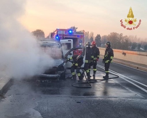 Pavia, furgone in fiamme sul ponte della Libertà. Illeso il conducente Pavia, furgone in fiamme sul ponte della Libertà. Illeso il conducente