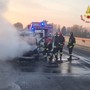 Pavia, furgone in fiamme sul ponte della Libertà. Illeso il conducente