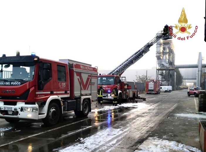 Rogo nella notte in un'azienda di Mortara, sul posto diverse squadre di Vigili del fuoco Rogo nella notte in un'azienda di Mortara, sul posto diverse squadre di Vigili del fuoco