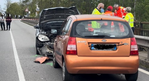 Vigevano: scontro tra auto sul ponte del Ticino, ferite due persone