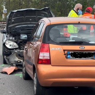 Vigevano: scontro tra auto sul ponte del Ticino, ferite due persone
