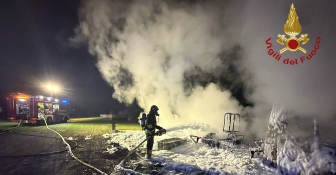 Ottobiano, rogo divora un camper nella notte: illesi tutti gli occupanti