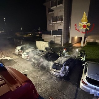 Casorate Primo: due auto in fiamme nella notte, sul posto vigili del fuoco e carabinieri