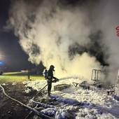 Ottobiano, rogo divora un camper nella notte: illesi tutti gli occupanti