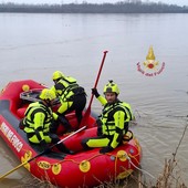 Travacò Siccomario: in barca sul Ticino non riesce a tornare a riva, salvato dai Vigili del fuoco Travacò Siccomario: in barca sul Ticino non riesce a tornare a riva, salvato dai Vigili del fuoco