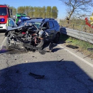 Trivolzio, frontale tra auto e un'autobus carico di bambini