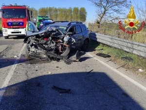 Trivolzio, frontale tra auto e un'autobus carico di bambini Trivolzio, frontale tra auto e un'autobus carico di bambini