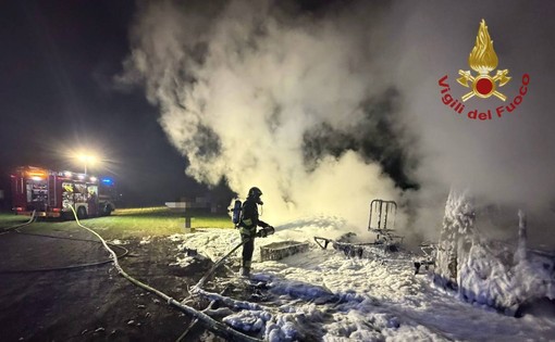 Ottobiano, rogo divora un camper nella notte: illesi tutti gli occupanti