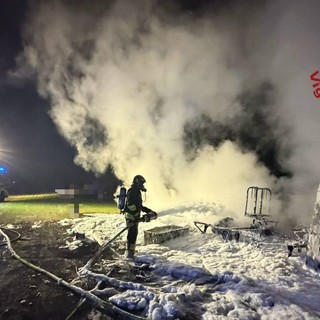 Ottobiano, rogo divora un camper nella notte: illesi tutti gli occupanti