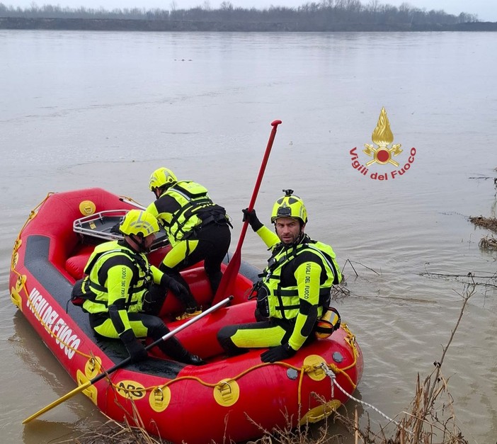 Travacò Siccomario: in barca sul Ticino non riesce a tornare a riva, salvato dai Vigili del fuoco Travacò Siccomario: in barca sul Ticino non riesce a tornare a riva, salvato dai Vigili del fuoco