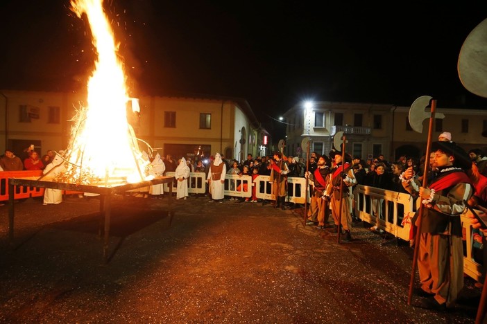 Brucia la Bella Pierina al Carnevale di Candia. Le immagini