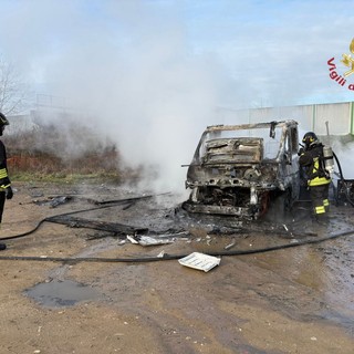 Pavia: camper in fiamme in strada Campeggi, i Vigili del fuoco domano l'incendio in poco tempo